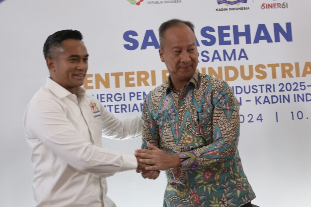 Menteri Perindustrian Agus Gumiwang Kartasasmita (kanan) bersama Ketua Umum Kadin Indonesia Anindya Novyan Bakrie.