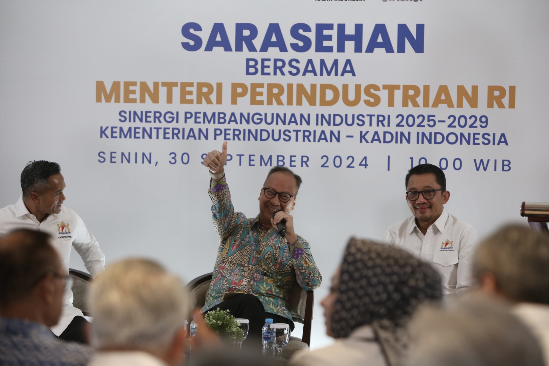 Menteri Perindustrian Agus Gumiwang Kartasasmita (tengah) bersama Ketua Umum Kadin Indonesia Anindya N. Bakrie dan Anggota Kadin Indonesia Bobby Gafur Umar saat acara Sarasehan Menteri Perindustrian dengan Kadin Indonesia, di Jakarta, Senin (30/9/2024). Foto: Ist.