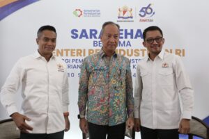 Menteri Perindustrian Agus Gumiwang Kartasasmita (tengah) bersama Ketua Umum Kadin Indonesia Anindya Novyan Bakrie dan Anggota Kadin Indonesia. Bobby Gafur Umar pada acara Sarasehan Menteri Perindustrian dengan Kadin Indonesia, di Jakarta, Senin (30/9/2024). Foto: Ist. 